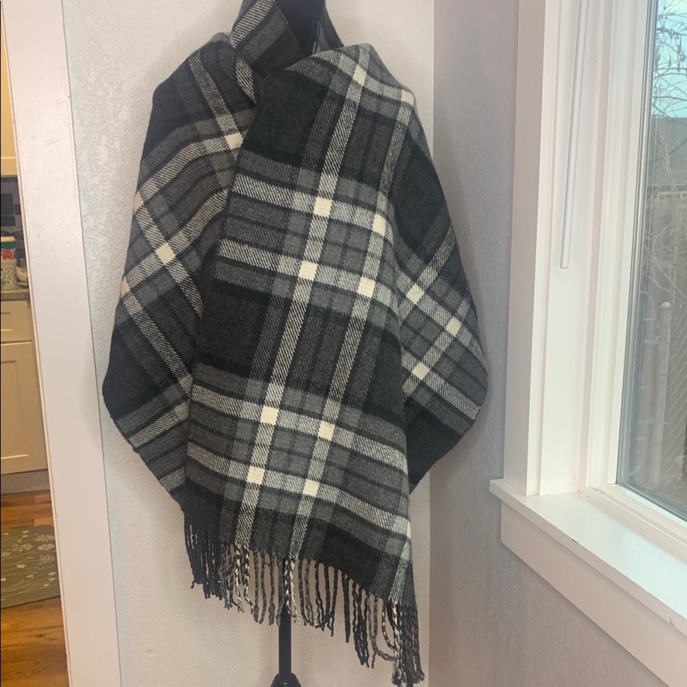 Isaac Mizrahi New York grey white plaid fringe blanket scarf wrap large cozy